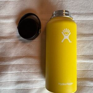 Hydro Flask Bright Yellow Insulated Water Bottle with Black Lid 32oz
